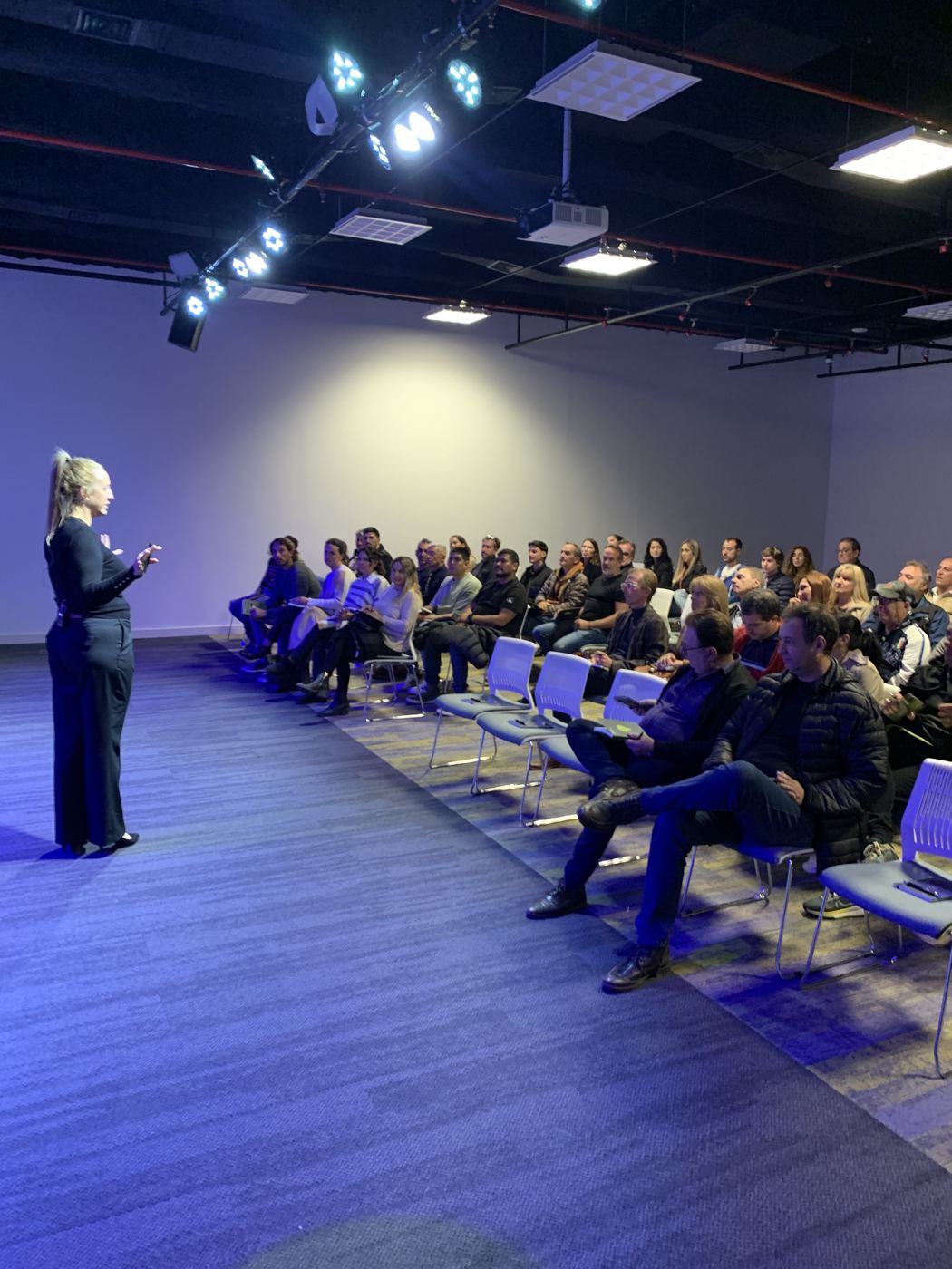Auditorio lleno durante un taller de Nati