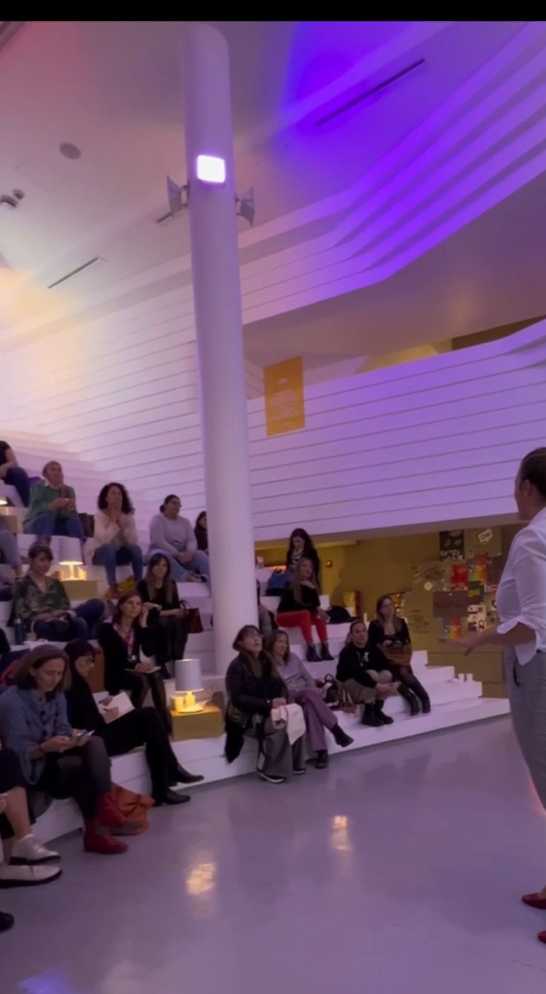 Taller para mujeres en un auditorio con gradas