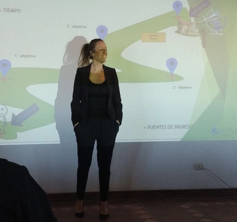 Nati presentando un plan de objetivos financieros