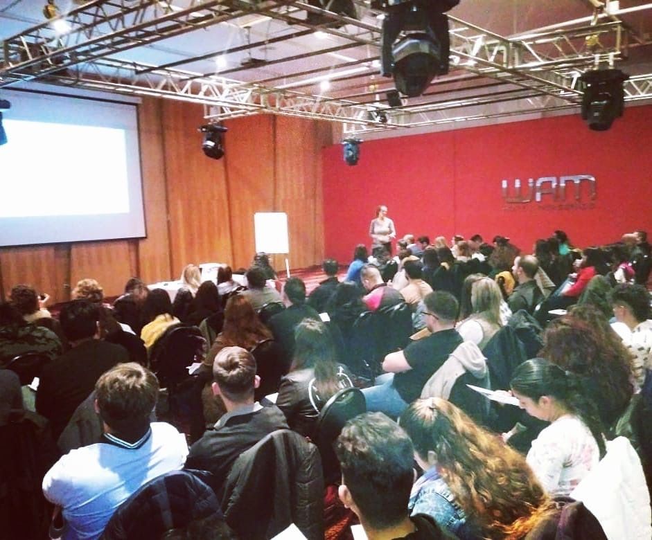 Salón lleno durante una charla de Nati
